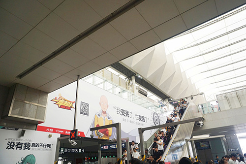 《一拳超人》主角亮相北京地铁站，精美造型引路人围观