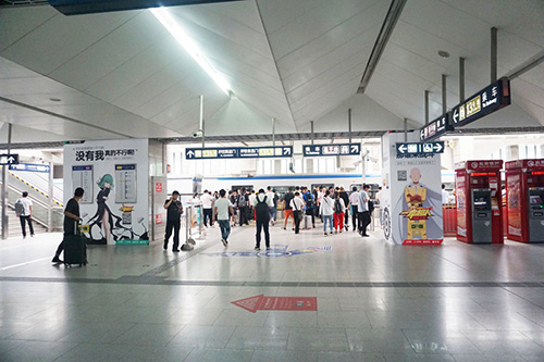 《一拳超人》主角亮相北京地铁站，精美造型引路人围观