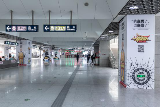 一拳超人手游秃头之光照亮了北京西二旗地铁的墙